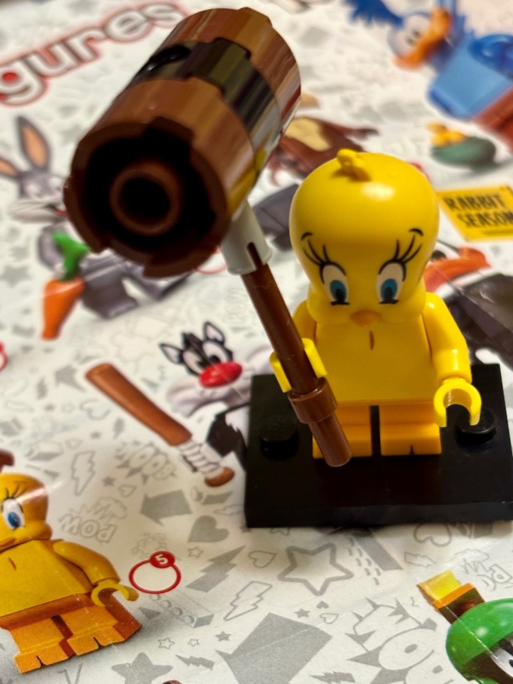 LEGO LOONEY TUNES "Tweety Bird" collt-5 with stand, accessories & pamphlet.